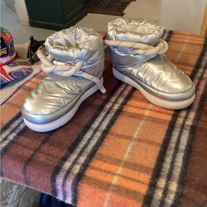 UGG Classic Maxi Mini Women's Silver Ankle Boots 7